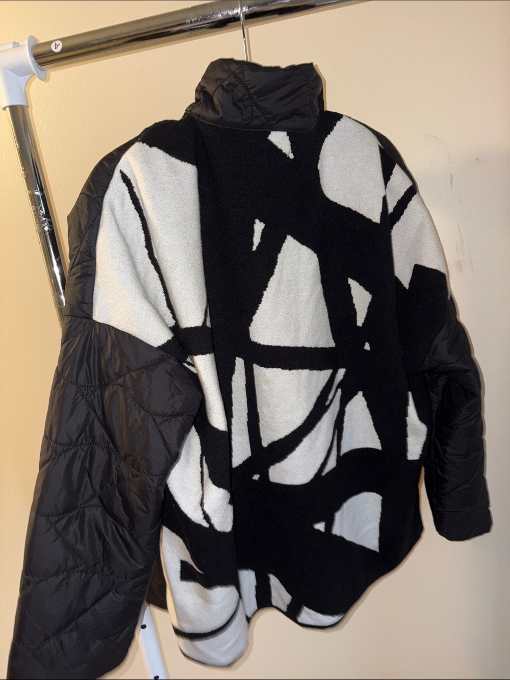 CHARLIE B Women’s Black and White Abstract Puffer Jacket size L pre owned